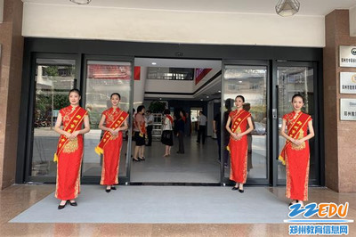 鄭州44中禮儀社團(tuán) 以專(zhuān)業(yè)服務(wù)獻(xiàn)禮最美教師